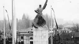 Warszawa, 11 listopada 1932 r. Odsłonięcie Pomnika Lotnika na pl. Unii Lubelskiej. Źródło: NAC