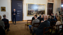 Warszawa, 21.11.2022. Prezydent Andrzej Duda podczas wernisażu „Romantyczność. Malarstwo polskie XIX wieku”, połączonego z prezentacją nowego wystroju Sieni Wielkiej w Pałacu Prezydenckim w Warszawie. Fot. PAP/M. Obara