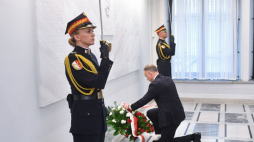 Warszawa, 28.11.2022. Prezydent Andrzej Duda (C) złożył kwiaty przed tablicą upamiętniającą senatorów II Rzeczypospolitej pomordowanych, poległych, zaginionych, zmarłych w latach II wojny światowej i powojennym okresie represji. Fot. PAP/R. Pietruszka 