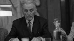 Poznań, 30.01.1994 Tadeusz Nowakowski - prozaik, reportażysta, publicysta emigracyjny, wieloletni dziennikarz Rozgłośni Polskiej RWE , „reporter papieski”. Fot. PAP/R. Królak