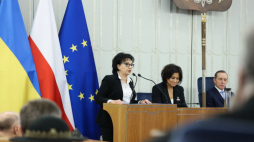 Warszawa, 28.11.2022. Marszałek Sejmu Elżbieta Witek (L), marszałek Senatu Tomasz Grodzki (P) oraz senator Agnieszka Kołacz-Leszczyńska (C) podczas uroczystego 53. posiedzenia Senatu. Fot. PAP/L. Szymański 