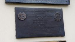 Tablice upamiętniająca major Wandę Gertz i żołnierzy Oddziału Dysk na ścianie Kościoła Jana Bożego przy ul. Bonifraterskiej 12 w Warszawie. Źródło: Wikipedia Commons 