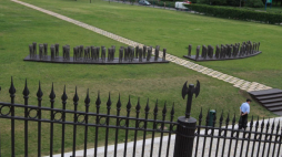 „Bambini” Magdaleny Abakanowicz. Fot. PAP/T. Gzell
