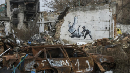 Graffiti autorstwa brytyjskiego artysty Banksy'ego na elewacji zniszczonego budynku w miejscowości Borodianka koło Kijowa. Fot. PAP/V. Musiienko