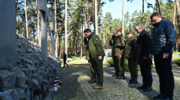 Kijów, Ukraina, 01.11.2022. Ambasador RP w Kijowie Bartosz Cichocki (L) w towarzystwie przedstawicieli wojska zapalił znicze na Polskim Cmentarzu Wojennym w Kijowie-Bykowni, w dniu Wszystkich Świętych. Fot. PAP/V. Ratynskyi 