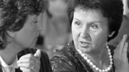 Gabriela Cwojdzińska (P) podczas posiedzenie Senatu I kadencji w Sali Kolumnowej Sejmu. Warszawa, 08.1989.  Fot. PAP/C. Słomiński