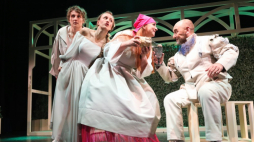 Aktorzy: Arleta Godziszewska (2P), Sławomir Popławski (P), Dawid Malec (L) i Kamila Wróbel-Malec (2L) podczas pokazu medialnego przed premierą spektaklu Teatru Dramatycznego „Dekameron” w reżyserii Igora Gorzkowskiego. Fot. PAP/A. Reszko