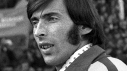 Warszawa, 10.1973. Kazimierz Deyna na stadionie Legii podczas powitania piłkarzy reprezentacji Polski po powrocie z meczu eliminacyjnego do Mistrzostw Świata w Piłce Nożnej 1974, który odbył się 17 października 1973 na Stadionie Wembley w Londynie. Mecz zakończył się wynikiem 1:1 (0:0). Fot. PAP/J. Morek 