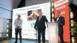Odbierający nagrodę Wzór Roku dla Kultury 2022 za kolekcję mebli outdoorowych Ribbon właściciel firmy Poom Tomasz Malewski (L), sekretarz stanu w Ministerstwie Kultury i Dziedzictwa Narodowego Szymon Giżyński (2P) oraz dziennikarz Dariusz Stańczuk. Fot. PAP/M. Marek
