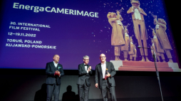 Dyrektor Festiwalu Camerimage Marek Żydowicz (C), marszałek województwa kujawsko-pomorskiego Piotr Całbecki (L) oraz reżyser Alex Gibney (P) podczas wręczenia Nagrody za Wybitne Osiągnięcia w Filmie Dokumentalnym w ramach gali otwarcia 30. edycji Miedzynarodowego Festiwalu Sztuki Autorów Zdjęć Filmowych "Energa Camerimage 2022". Fot. PAP/T. Żmijewski
