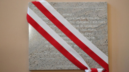 Gdańsk, 16.11.2022. Uroczystość odsłonięcia tablicy poświęconej organizatorom i uczestnikom strajku środowisk oświaty, służby zdrowia i kultury w listopadzie 1980 r. Fot. PAP/A. Warżawa