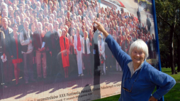 Aktorka Alina Janowska pokazuje siebie na zdjęciu podczas 31. Festiwalu Filmów Fabularnych w Gdyni. 2006 r. Fot. PAP/B. Ostrowska