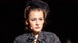 Toruń, 30.03.2022. Aktorka Julia Szczepańska podczas próby dla mediów sztuki „Noce i dnie”, na Dużej Scenie Teatru im. W. Horzycy w Toruniu. Fot. PAP/T. Żmijewski 