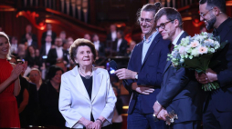 Warszawa, 13.11.2022. Laureatka Nagrody Honorowej Jadwiga Mackiewicz (2L) podczas gali wręczenia nagród Koryfeusz Muzyki Polskiej 2022, w Filharmonii Narodowej. Fot. PAP/L. Szymański 