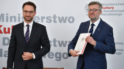 Minister rozwoju i technologii Waldemar Buda (L) oraz dyrektor Muzeum Historii Polski Robert Kostro (P) podczas uroczystości w siedzibie Ministerstwa Kultury i Dziedzictwa Narodowego w Warszawie. W trakcie spotkania podpisano umowę dotyczącą przekazania przez Skarb Państwa nieruchomości, na której trwa budowa siedziby stałej Muzeum Historii Polski. Warszawa, 04.11.2022. Fot. PAP/R. Pietruszka