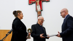 Historyk Ewa M. Ziółek (L), prof. ks. Augustyn Eckmann (C) i prof. Ryszard Legutko podczas uroczystości wręczenia profesorowi Legutce Nagrody im. Ks. Idziego Radziszewskiego. Fot. PAP/K. Zienkiewicz