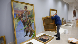 Przygotowania do otwarcia wystawy „Idę w świat i trwam. Obrazy Jacka Malczewskiego z Lwowskiej Narodowej Galerii Sztuki" w Muzeum Narodowym w Poznaniu. Fot. PAP/J. Kaczmarczyk