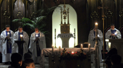 Msza roratnia w kościele pw. Matki Boskiej Częstochowskiej w Józefów k. Otwocka. Fot. PAP/G. Jakubowski