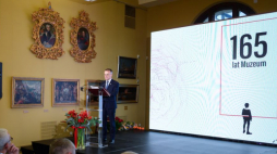 Poznań, 28.11.2022. Sekretarz stanu w Ministerstwie Kultury i Dziedzictwa Narodowego Jarosław Sellin (C-góra) podczas obchodów jubileuszu 165-lecia Muzeum Narodowego w Poznaniu. Fot. PAP/J. Kaczmarczyk 