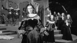 Inscenizacja dramatu „Cyd” Stanisława Wyspiańskiego (wg Pierre'a Corneille'a) na scenie Teatru Polskiego w reżyserii Edmunda Wiercińskiego. Nz. scena zbiorowa, na pierwszym planie Nina Andrycz jako Szimena. Warszawa, 1948 r. Fot. PAP/CAF