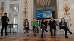 Reżyser Leszek Zduń (L), muzyk Rafał Odrobina (P), zastępca dyrektora w Muzeum Lazienki Królewskie Marianna Otmianowska (3L) oraz aktorzy Szymon Kuśmider (2P) i Anna Ułas (3P) na konferencji prasowej nt. widowiska teatralnego „Noc Listopadowa”. Warszawa, 03.11.2022. Fot. PAP/M. Marek