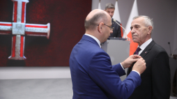 Wiceprezes Instytutu Pamięci Narodowej Mateusz Szpytma (C) i odznaczony Jan Duda (P) na wręczeniu Krzyży Wolności i Solidarności działaczom opozycji w Małopolskim Urzędzie Wojewódzkim w Krakowie. (Fot. PAP/Ł. Gągulski