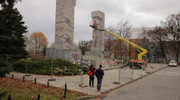 Usuwanie symboli totalitarnych z pomnika Wyzwolenia Ziemi Warmińskiej i Mazurskiej. Fot. PAP/T. Waszczuk