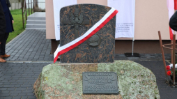 Odsłonięcie odrestaurowanego pomnika Józefa Piłsudskiego. Nowoberezowo, 12.11.2022. Fot. Natalia Krzywicka / IPN