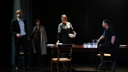 Aktorzy: Robert Ciszewski (L), Katarzyna Michalska (2L), Małgorzata Brajner (2P) i Dorota Kolak (P) podczas próby medialnej spektaklu „Plac Bohaterów” Thomasa Bernharda na Scenie Malarnia gdańskiego Teatru Wybrzeże. Fot. PAP/A. Warżawa