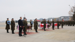 Premier Mateusz Morawiecki (3L) podczas uroczystego powitania szczątków prezydentów RP na uchodźstwie na Lotnisku Wojskowym Okęcie. Warszawa, 12.11.2022. Fot. PAP/L. Szymański