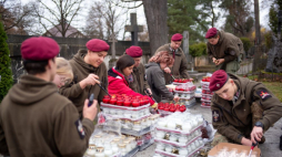 Wilno, Litwa, 01.11.2022. Cmentarz na Starej Rossie w Wilnie. Trwa coroczna akcja „Światełko pamięci dla Rossy i Bernardynów”, organizowana przez Społeczny Komitet Opieki nad Starą Rossą, m.in. przy wsparciu Ambasady RP w Wilnie. Fot. PAP/V. Doveiko 