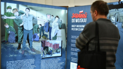Gdańsk, 22.11.2022. Otwarcie wystawy pt. „Solidarność do wojska” w sali BHP Stoczni Gdańskiej. Ekspozycja powstała w ramach obchodów 40. rocznicy utworzenia wojskowych obozów internowania. Fot. PAP/A. Warżawa 