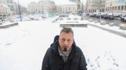 Varsavianista Janusz Sujecki podczas sesji zdjęciowej dla Polskiej Agencji Prasowej na placu Trzech Krzyży. Warszawa, 24.11.2022. Fot. PAP/T. Gzell