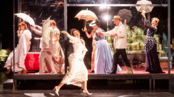 Aktorka Julia Szczepańska (C) podczas próby dla mediów sztuki „Noce i dnie” na Dużej Scenie Teatru im. W. Horzycy. Toruń, 30.03.2022. Fot. PAP/T. Żmijewski