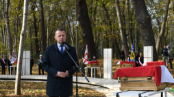 Wicepremier, minister obrony narodowej Mariusz Błaszczak podczas uroczystości pogrzebowych obrońców Westerplatte na Cmentarzu Żołnierzy Wojska Polskiego. Fot. PAP/A. Warżawa