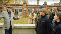 Fragment filmu podsumowującego program „Koalicja Opiekunów Cmentarzy Żydowskich – warsztaty wolontariackie”, dostępnego pod linkiem: https://youtu.be/zQfJ_qmZNbQ