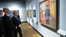 Wicepremier, minister kultury i dziedzictwa narodowego Piotr Gliński (3L) i dyrektor Muzeum Narodowego w Warszawie Łukasz Gaweł (L) podczas otwarcia wystawy „Przesilenie. Malarstwo Północy 1880–1910” w Muzeum Narodowym w Warszawie. Fot. PAP/P. Nowak