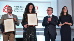 Warszawa, 14.11.2022. Mariusz Etryk (L) oraz Prezes Zarządu Zamek Książ w Wałbrzychu Sp. z o.o. Anna Żabska (2L), sekretarz stanu w Ministerstwie Kultury i Dziedzictwa Narodowego, generalnego konserwatora zabytków dr Jarosław Sellin (2P) oraz dyrektor Narodowego Instytutu Dziedzictwa Katarzyny Zalasińska (P) podczas gali konkursów „Zabytek Zadbany” i „Samorząd dla Dziedzictwa” w Centrum Prasowym Foksal w Warszawie. Fot. PAP/R. Pietruszka 