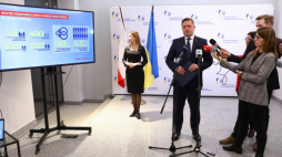 Ambasador Ukrainy w Polsce Wasyl Zwarycz (C) podczas prezentacji spotu inaugurującego kampanię „Dziękuję Ci, Polsko!”. Fot. PAP/R. Guz