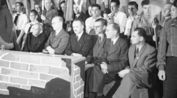 3. rocznica powstania w getcie warszawskim: oficjalna akademia w Teatrze Polskim w Warszawie. Na scenie siedzą m.in. pozostali przy życiu działacze Rady Pomocy Żydom. Od prawej: Piotr Gajewski, Ferdynand Marek Arczyński, Władysław Bartoszewski, Adolf Berman, Tadeusz Rek. 28.04.1946. Fot. PAP/CAF/S. Dąbrowiecki