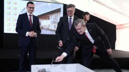 Wicepremier, minister kultury Piotr Gliński (P), premier Mateusz Morawiecki (L) i dyrektor Muzeum Historii Polski Robert Kostro (C) podczas uroczystości podpisania aktu erekcyjnego i wmurowania kamienia węgielnego pod budowę Muzeum Historii Polski na terenie Cytadeli Warszawskiej. Warszawa, 11.10.2018. Fot. PAP/T. Gzell