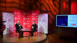 Warszawa, 06.12.2022. Wicepremier, minister kultury i dziedzictwa narodowego Piotr Gliński (P) i dyrektor i redaktor naczelny Programu 1 Polskiego Radia Marcin Kusy (L) na konferencji prasowej poświęconej podsumowaniu Roku Romantyzmu Polskiego, 6 bm. w Studiu Polskiego Radia im. Władysława Szpilmana w Warszawie. Konferencja była połączona z prezentacją projektu muzycznego „Jednego serca”. Fot. PAP/R. Pietruszka 