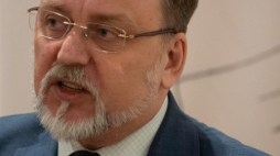 Warszawa, 17.11.2022. Dyrektor Zachęty - Narodowej Galerii Sztuki Janusz Janowski na prezentacji medialnej w swojej placówce w Warszawie wystawy „Kulisiewicz. Lapidarne piękno”. Fot. PAP/A. Lange