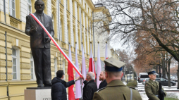 Warszawa, 21.12.2022. Premier Mateusz Morawiecki (L-tyłem) oraz poseł PiS Antoni Macierewicz (2L) podczas uroczystości odsłonięcia pomnika premiera Jana Olszewskiego na skwerze przed siedzibą KPRM w Warszawie. Fot. PAP/P. Nowak
