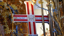 Gdańsk, 13.12.2022. Replika Krzyża Wolności i Solidarności – integralnej części Bursztynowego Ołtarza Ojczyzny odsłonięta w Bazylice św. Brygidy w Gdańsku, w 41. rocznicę wprowadzenia stanu wojennego. Fot. PAP/A. Warżawa