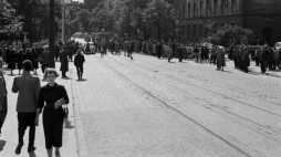 Poznań, czerwiec 1956 - rozpoczynające się demonstracje uliczne. Fot. PAP/W. Kondracki