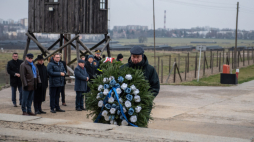 Ambasador Izraela w Polsce Yacov Livne na terenie Niemieckiego Nazistowskiego Obozu Koncentracyjnego i Zagłady na Majdanku w Lublinie. Fot. PAP/W. Jargiło