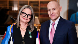Ambasador Francji w Polsce Frederic Billet (P) i odznaczona Orderem Sztuki i Literatury w randze kawalera pisarka, poetka i reportażystka Agata Tuszyńska (L). Fot. PAP/R. Pietruszka