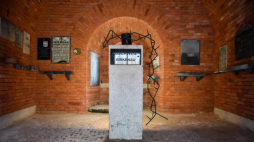 Upamiętnienie więźniów niemieckiego obozu Auschwitz-Birkenau na terenie Rotundy w Zamościu – miejscu martyrologii ludności Zamojszczyzny. Fot. PAP/W. Jargiło