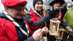 Coroczna skautowa i harcerska akcja przekazywania przed Świętami Bożego Narodzenia symbolicznego (wiecznego) ognia zapalonego w Grocie Narodzenia Chrystusa w Betlejem. Głodówka, 11.12.2022. Fot. PAP/G. Momot